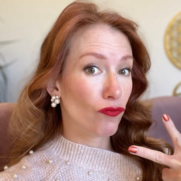 Tamara Rose making a peace sign